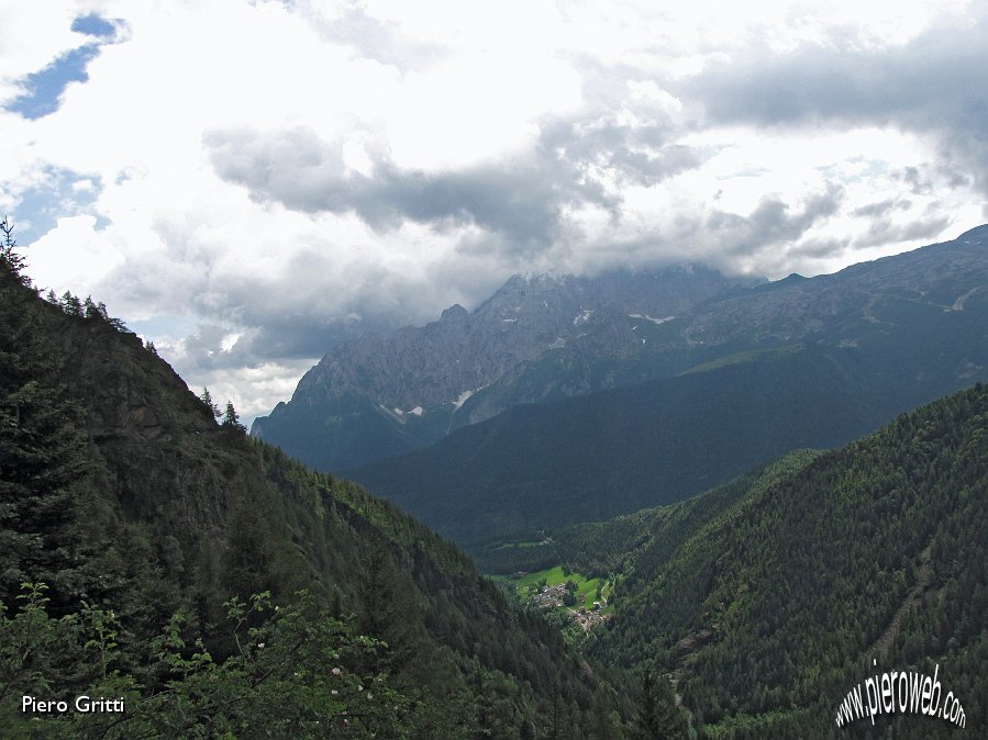 65 La valle del Gleno verso Bueggio e la Presolana.jpg